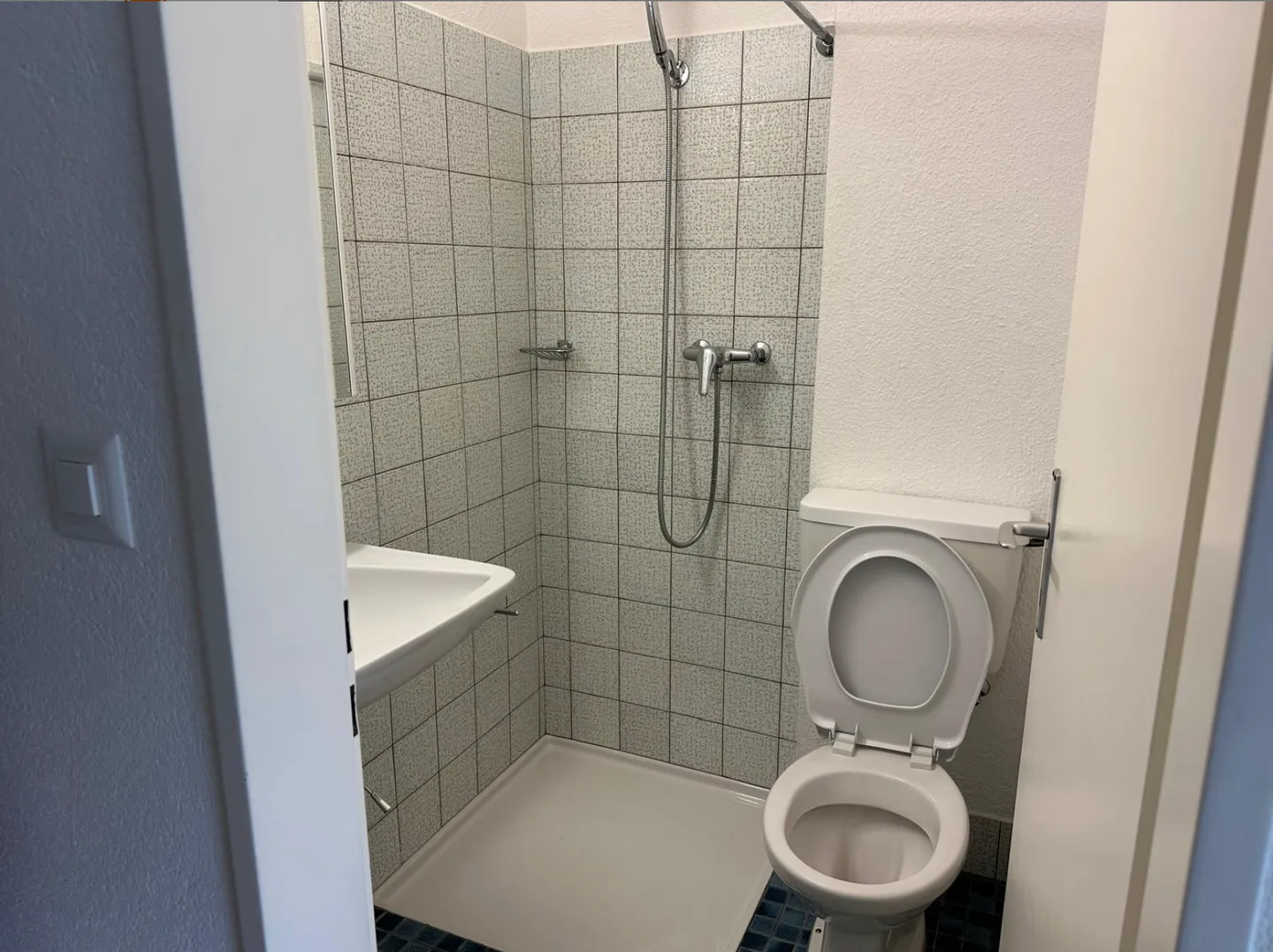 Möblierte 1-Zimmerwohnung mit Balkon in Zürich-Altstetten (per sofort) - Photo 2 of 5
