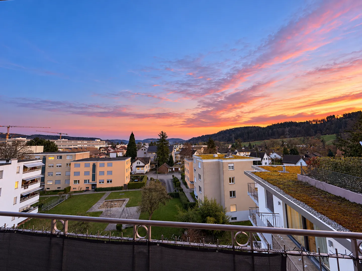 Appartement haut de gamme de 2,5 pièces avec balcon et vue panoramique directement à la gare - Photo 6 sur 9