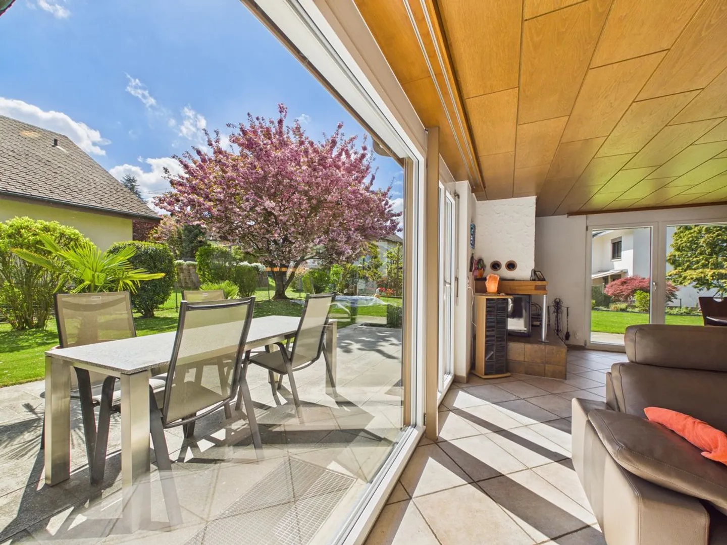6.5-Room Family Paradise in a Quiet Neighborhood - Photo 7 of 13
