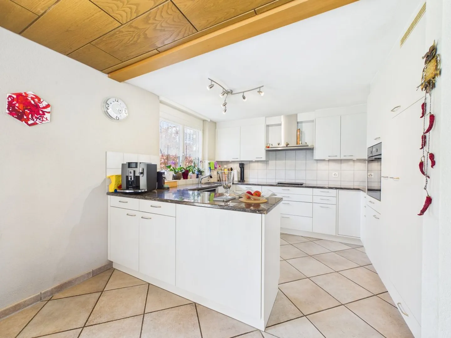 6.5-Room Family Paradise in a Quiet Neighborhood - Photo 10 of 13