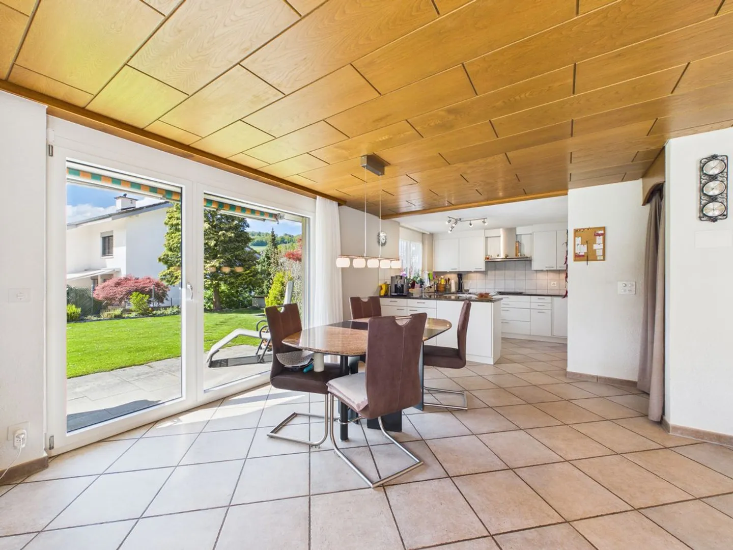 6.5-Room Family Paradise in a Quiet Neighborhood - Photo 8 of 13