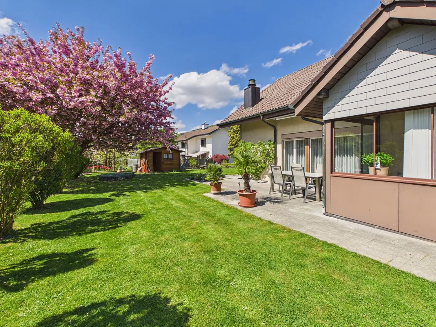 6.5-Room Family Paradise in a Quiet Neighborhood - Photo 4 of 13