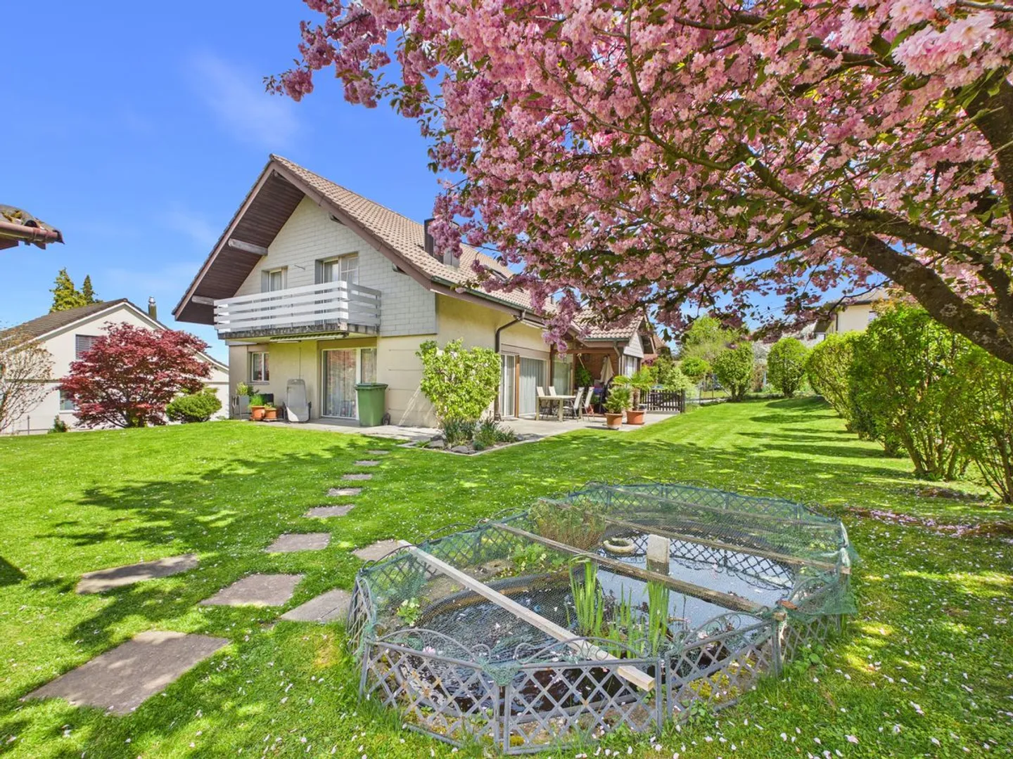 6.5-Room Family Paradise in a Quiet Neighborhood - Photo 3 of 13