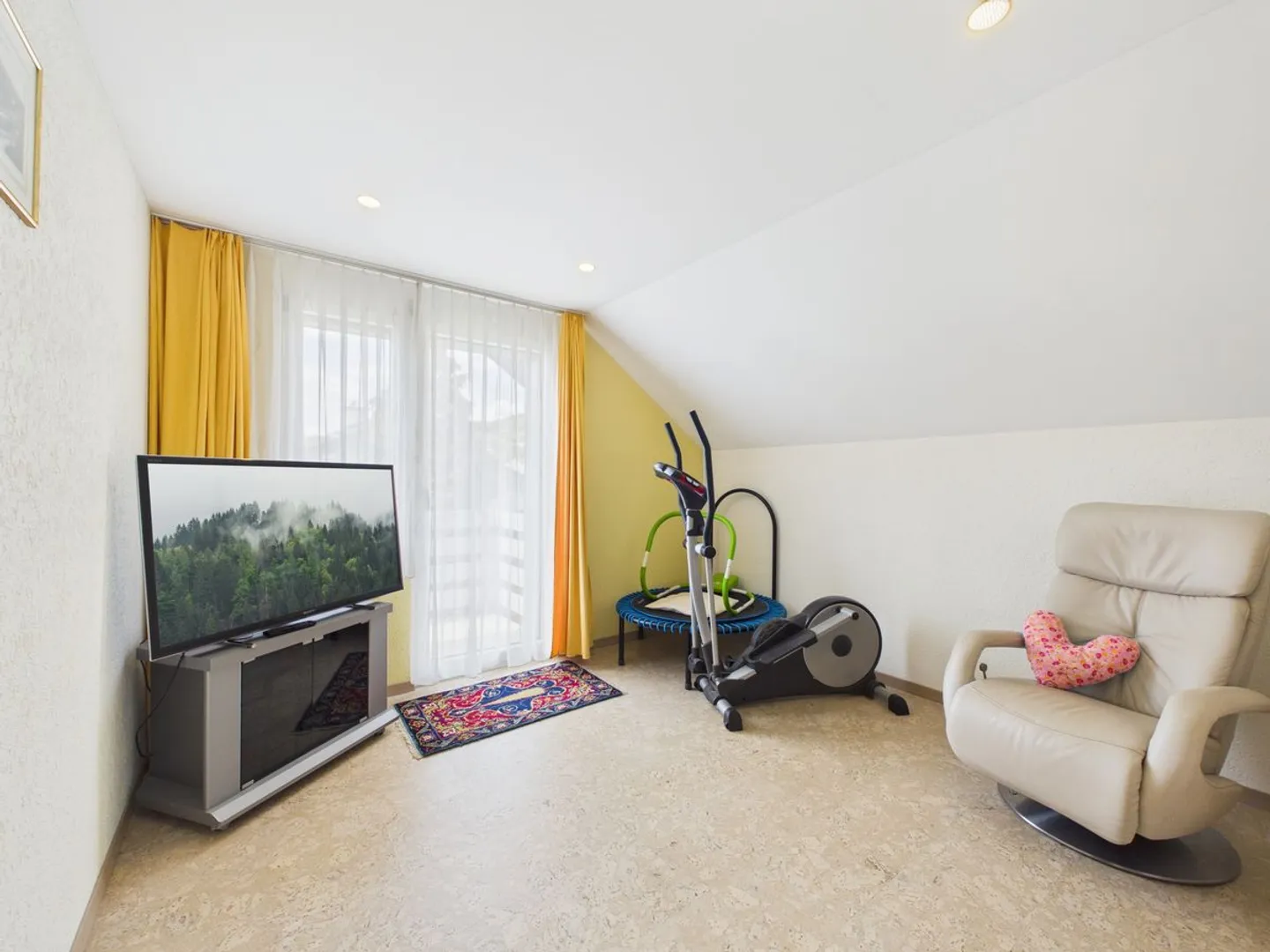 6.5-Room Family Paradise in a Quiet Neighborhood - Photo 11 of 13