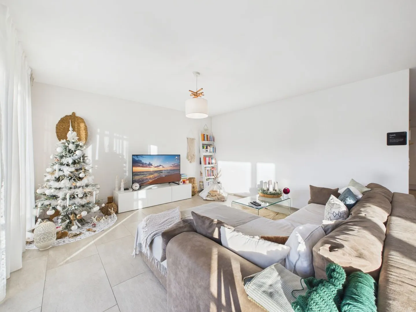 Modern Apartment with Stunning Views - Photo 13 of 13