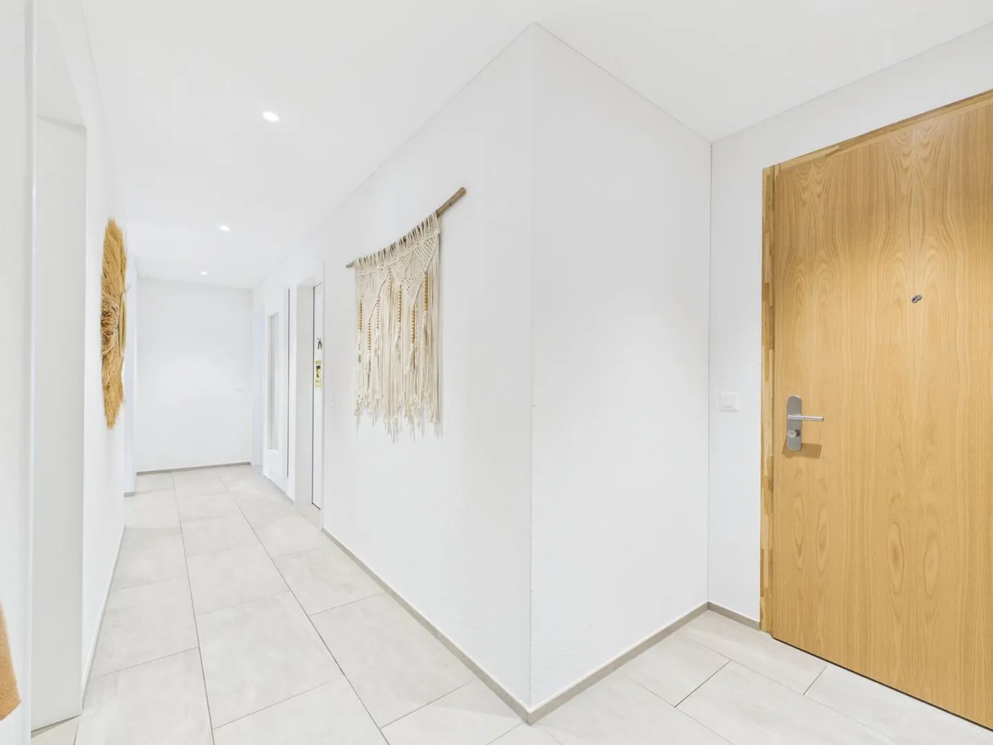 Modern Apartment with Stunning Views - Photo 4 of 13