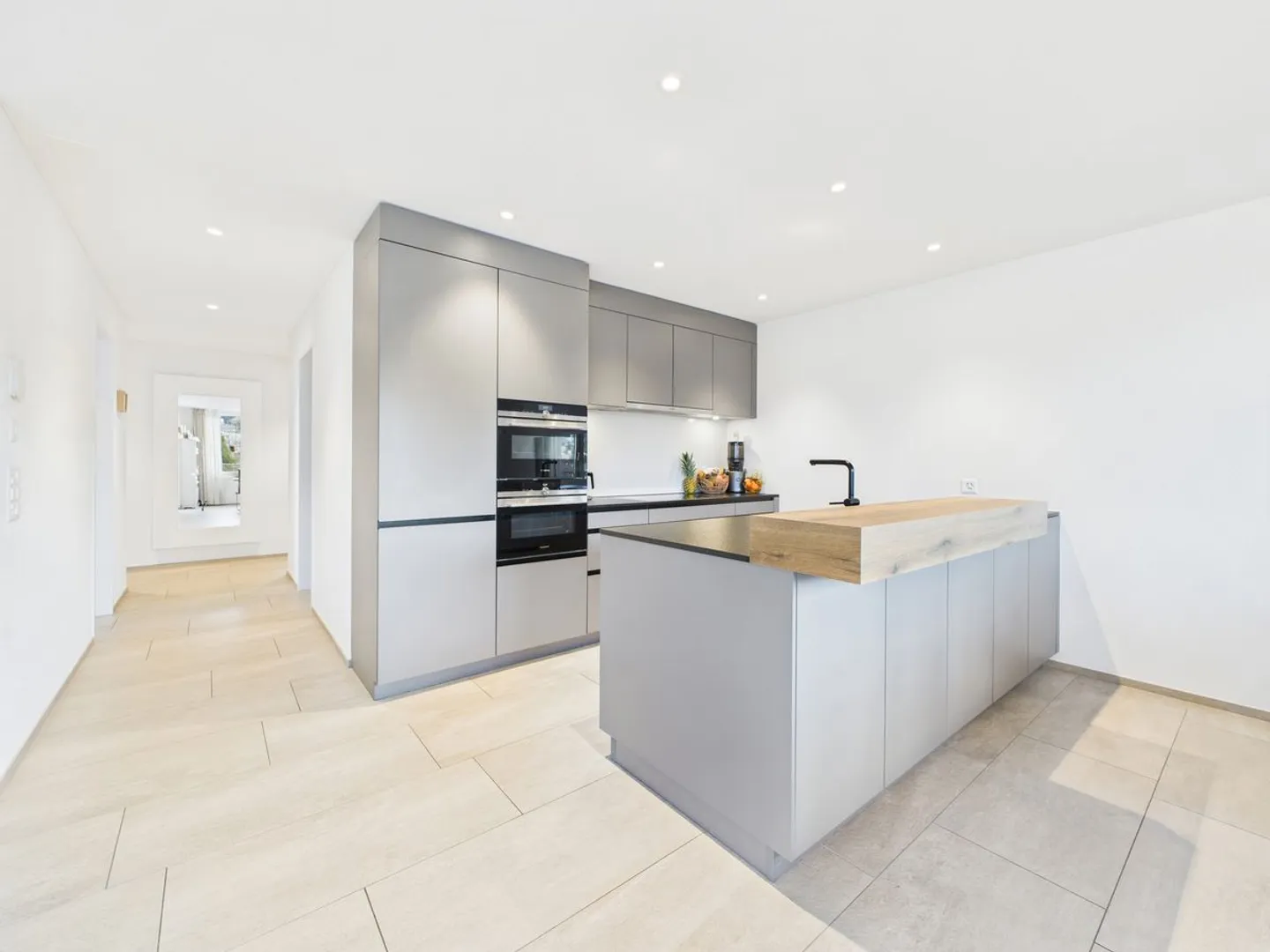 Modern Apartment with Stunning Views - Photo 8 of 13