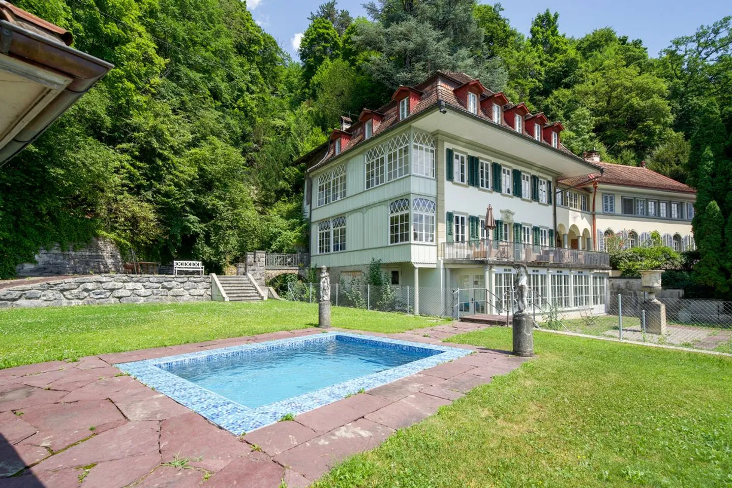 Classic-elegant with lake view: Historic property in Gunten - Photo 3 of 13