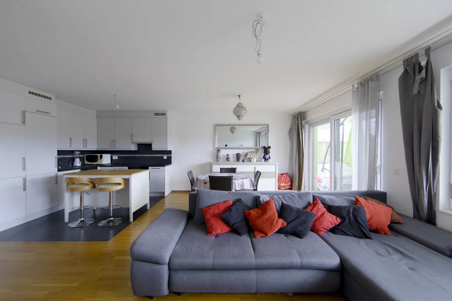 Bright 4-Room Apartment - Photo 2 of 11