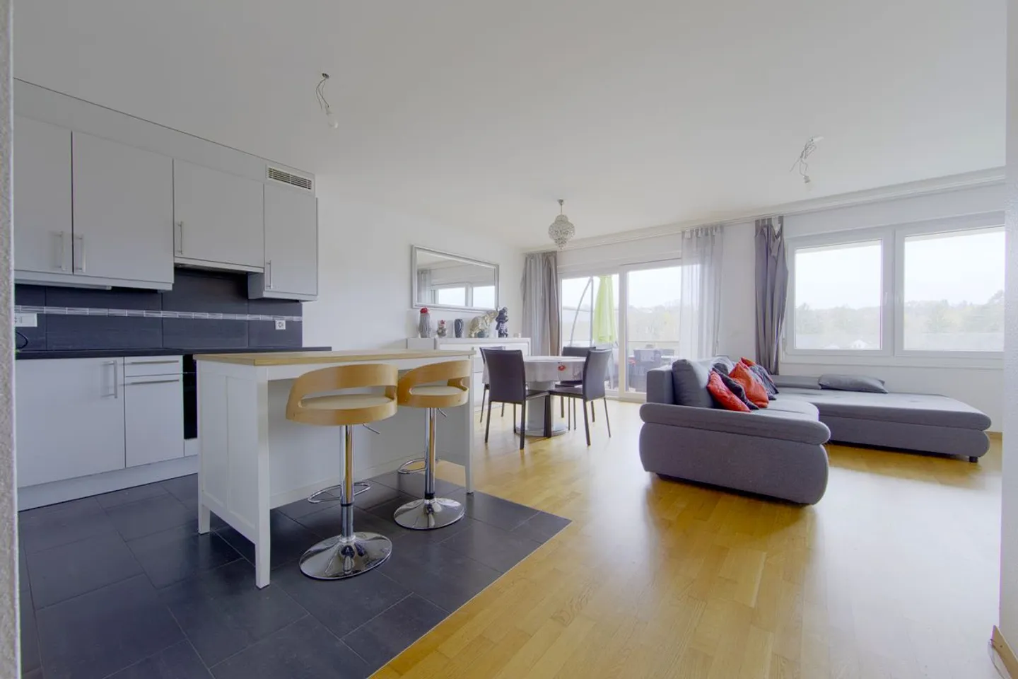 Bright 4-Room Apartment - Photo 3 of 11