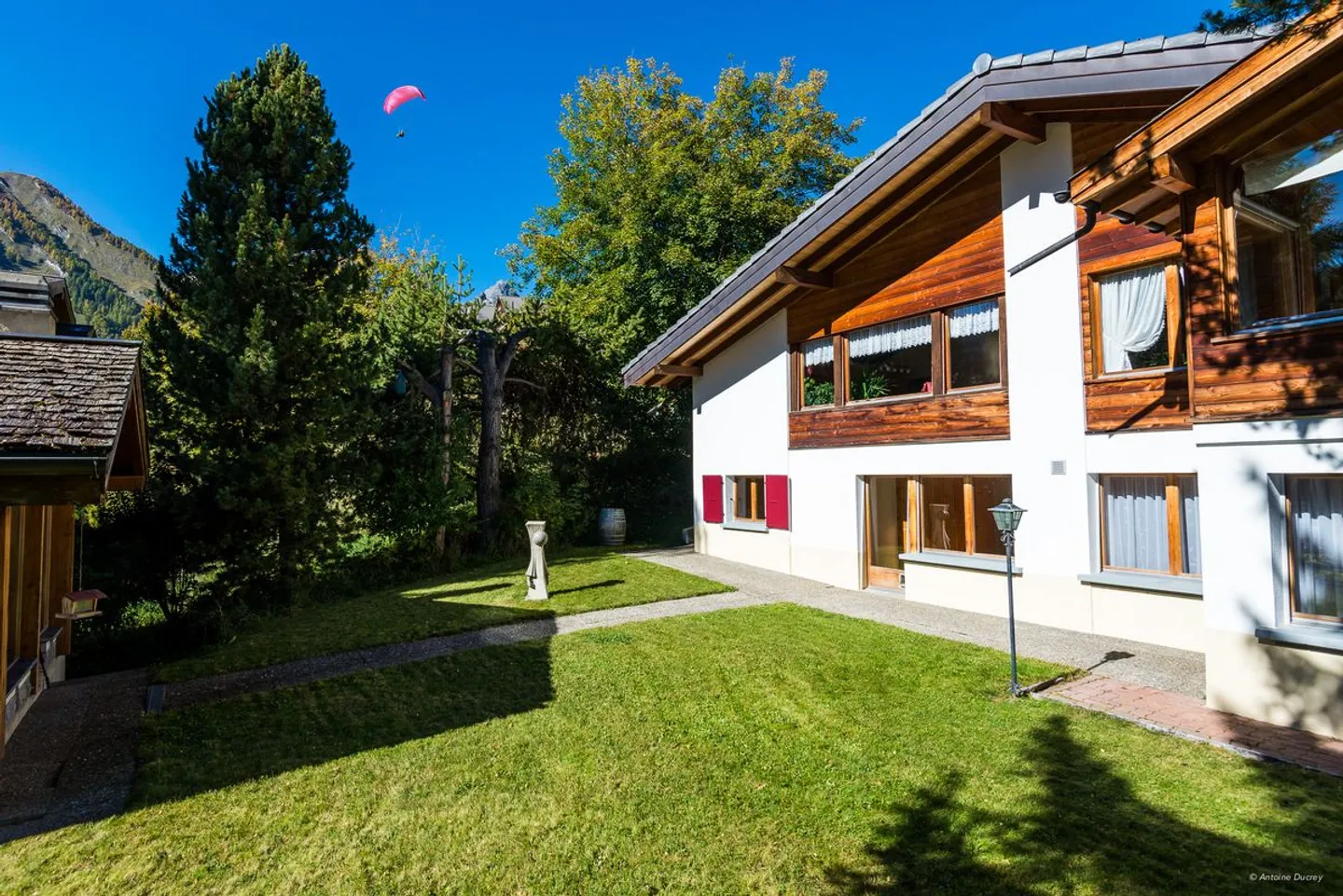 EXCLUSIVITY, LARGE CHALET WITH 2 APARTMENTS AND BUILDABLE LAND - Photo 1 of 12