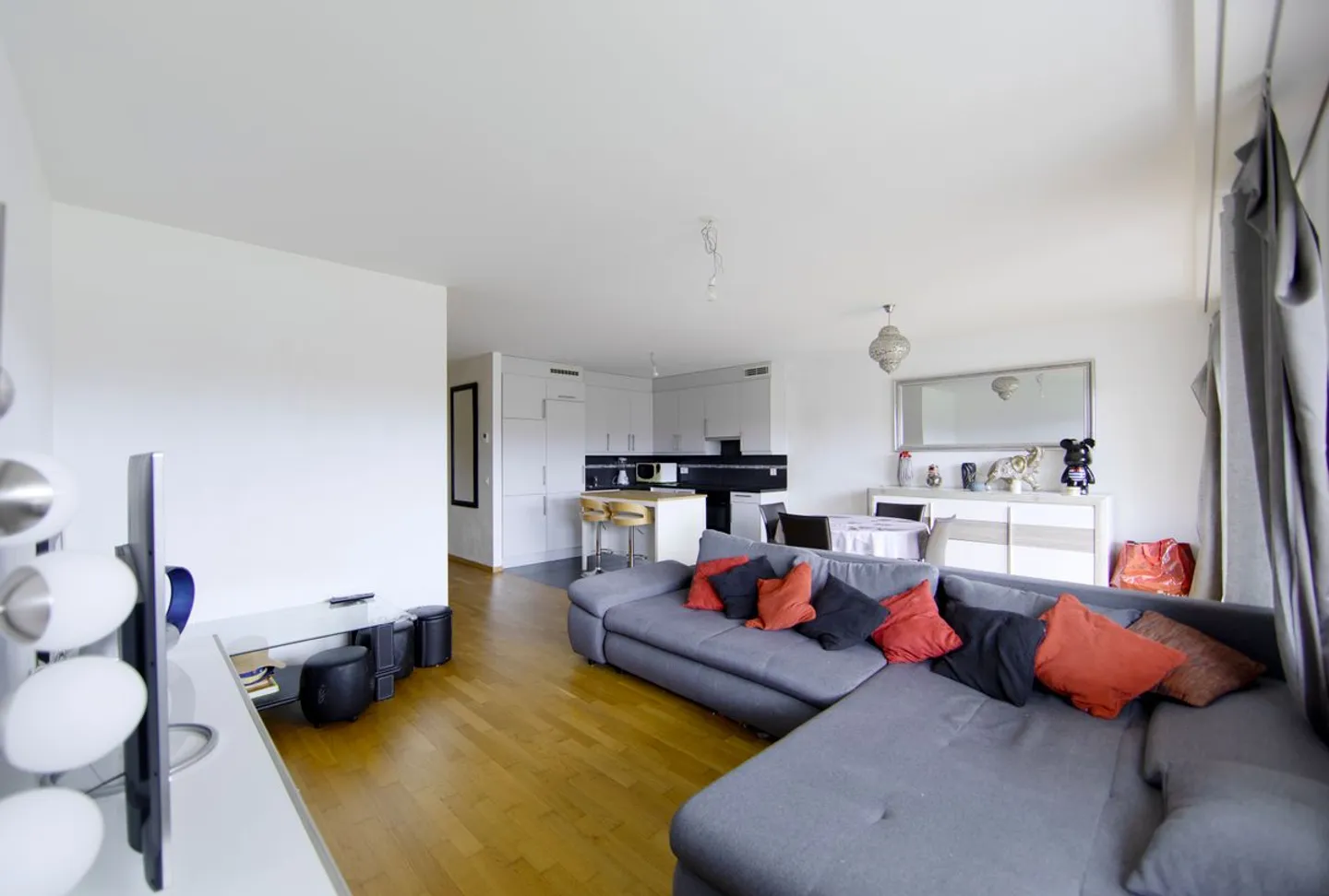 Bright 4-Room Apartment - Photo 1 of 11