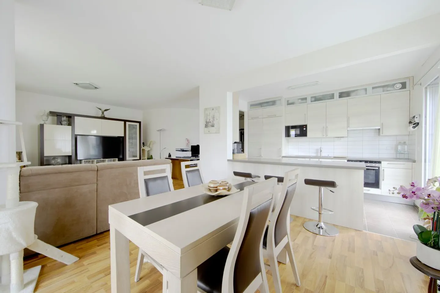 EXKLUSIVITÄT - Helle 4-Zimmer-Wohnung mit überdachter Terrasse, privatem Garten - Box zusätzlich - Châtelaine EXKLUSIVITÄT AGCI IMMOBILIEN - Foto 1 von 11