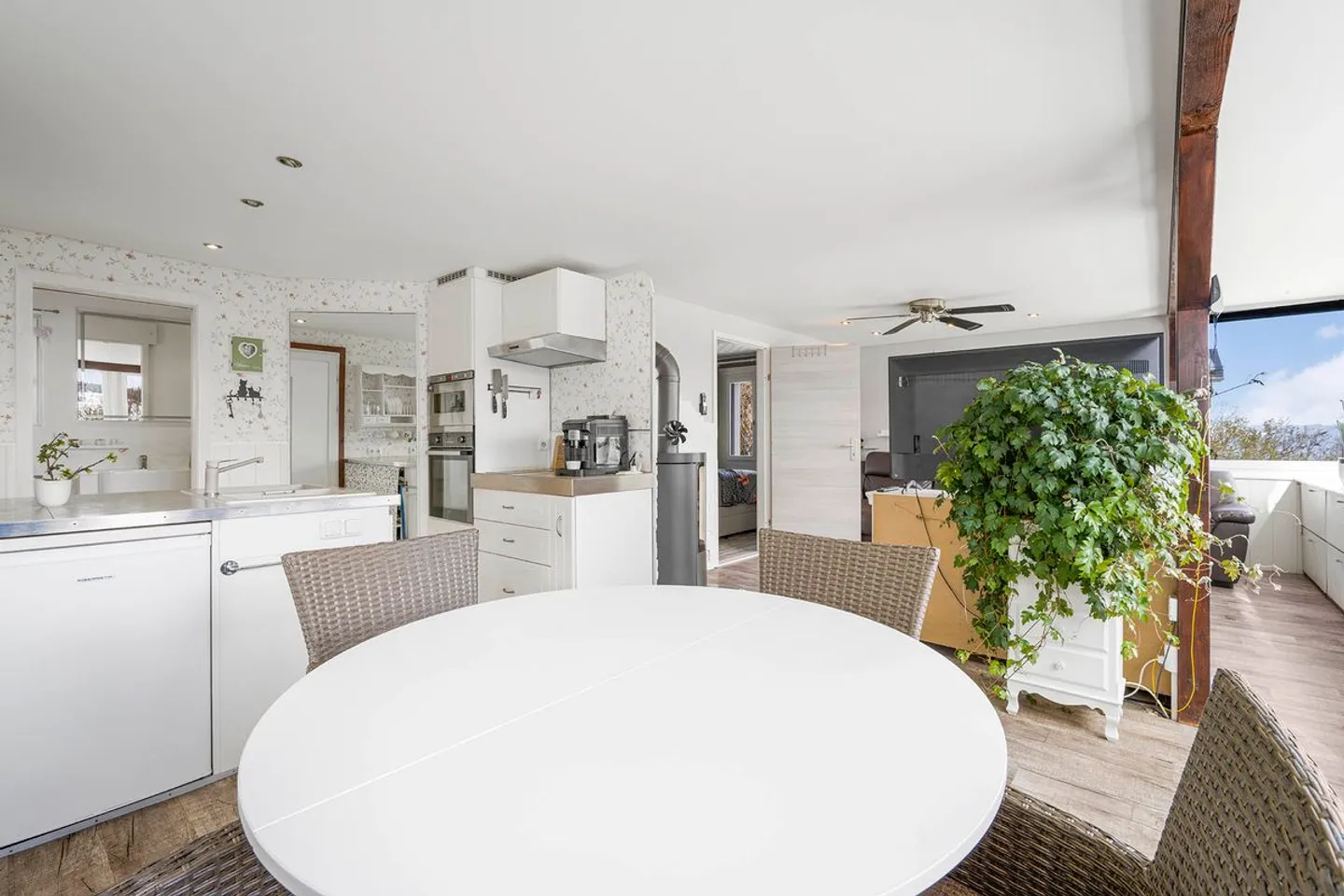 Charmantes Einfamilienhaus an sonniger und ruhiger Lage mit freier Fernsicht - Photo 5 of 13