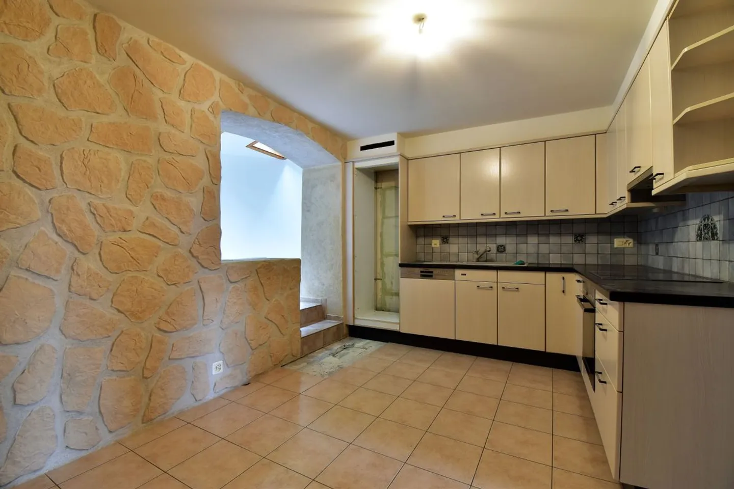 Incantevole appartamento di 4,5 locali ristrutturato nel cuore del paese - Foto 10 di 13