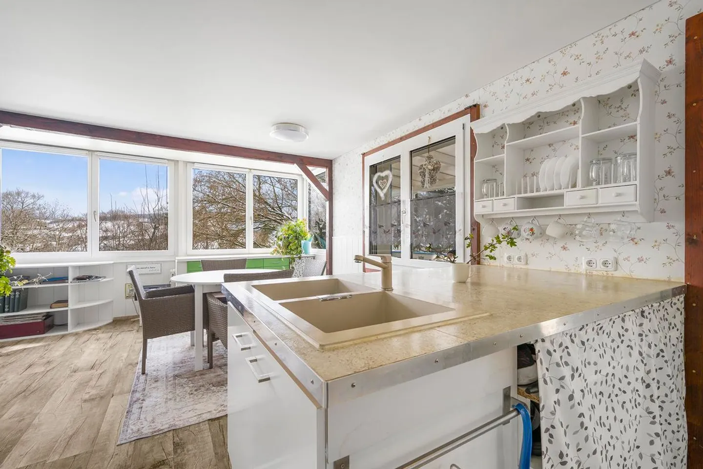 Charmantes Einfamilienhaus an sonniger und ruhiger Lage mit freier Fernsicht - Photo 7 of 13