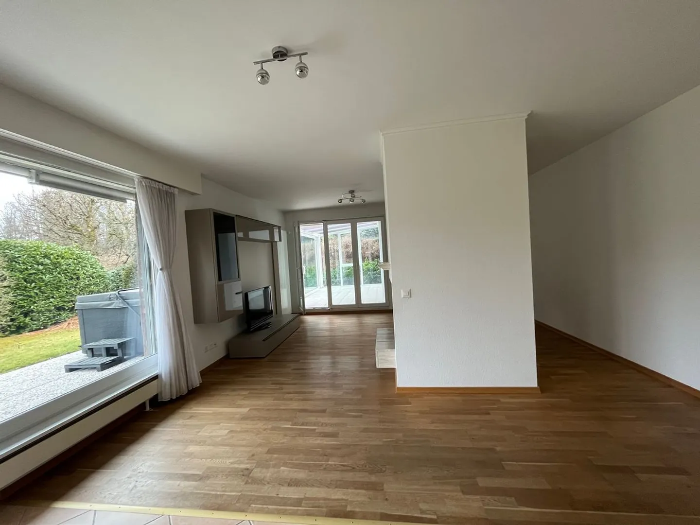 Attractive 3.5 Room Garden Apartment for Rent - Photo 7 of 9