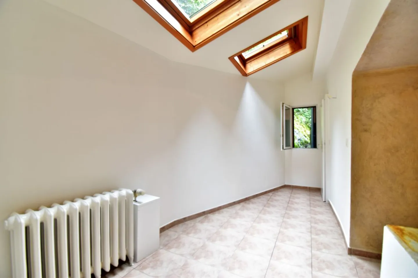 Incantevole appartamento di 4,5 locali ristrutturato nel cuore del paese - Foto 8 di 13