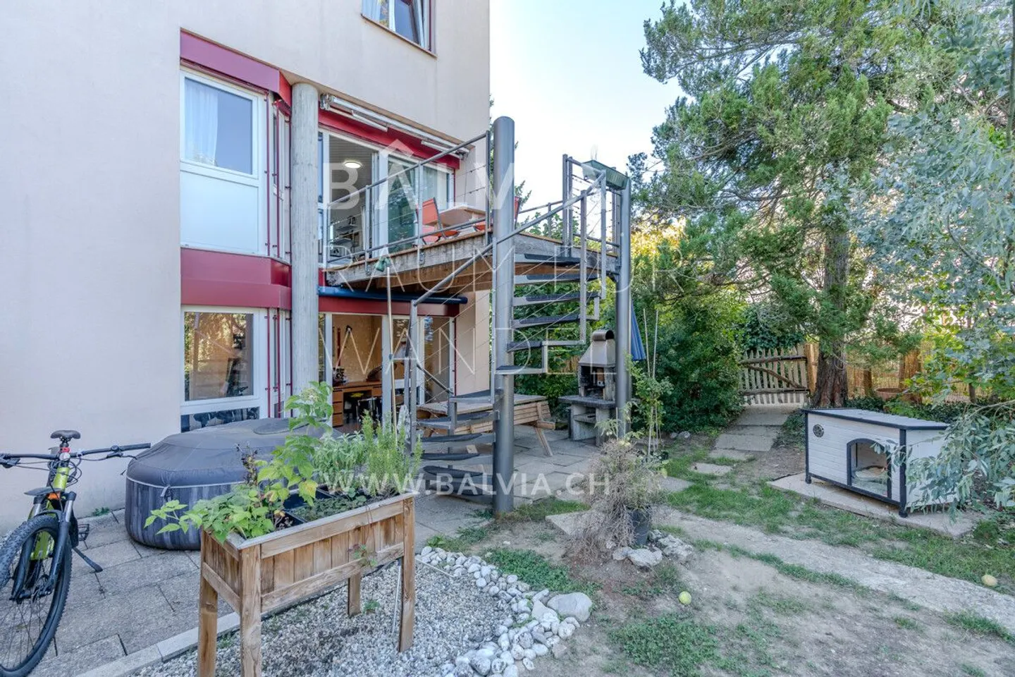 Maison familiale avec jardin - Photo 2 sur 13