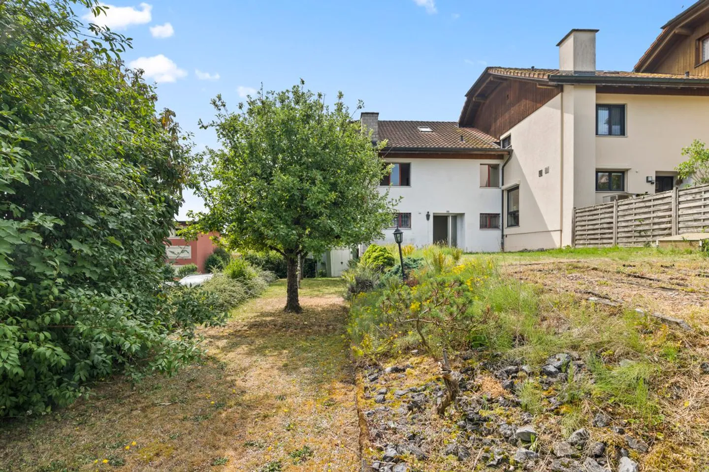 Maison de ville familiale avec deux espaces de jardin et belle vue - Photo 2 sur 13