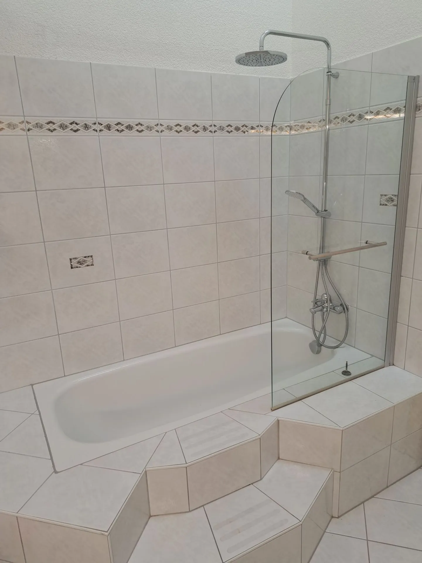 Zweistöckiges Raumwunder in Bremgarten: 6.5-Zimmer-Maisonette mit beheiztem Pavillon & Bastelraum - Photo 9 sur 11