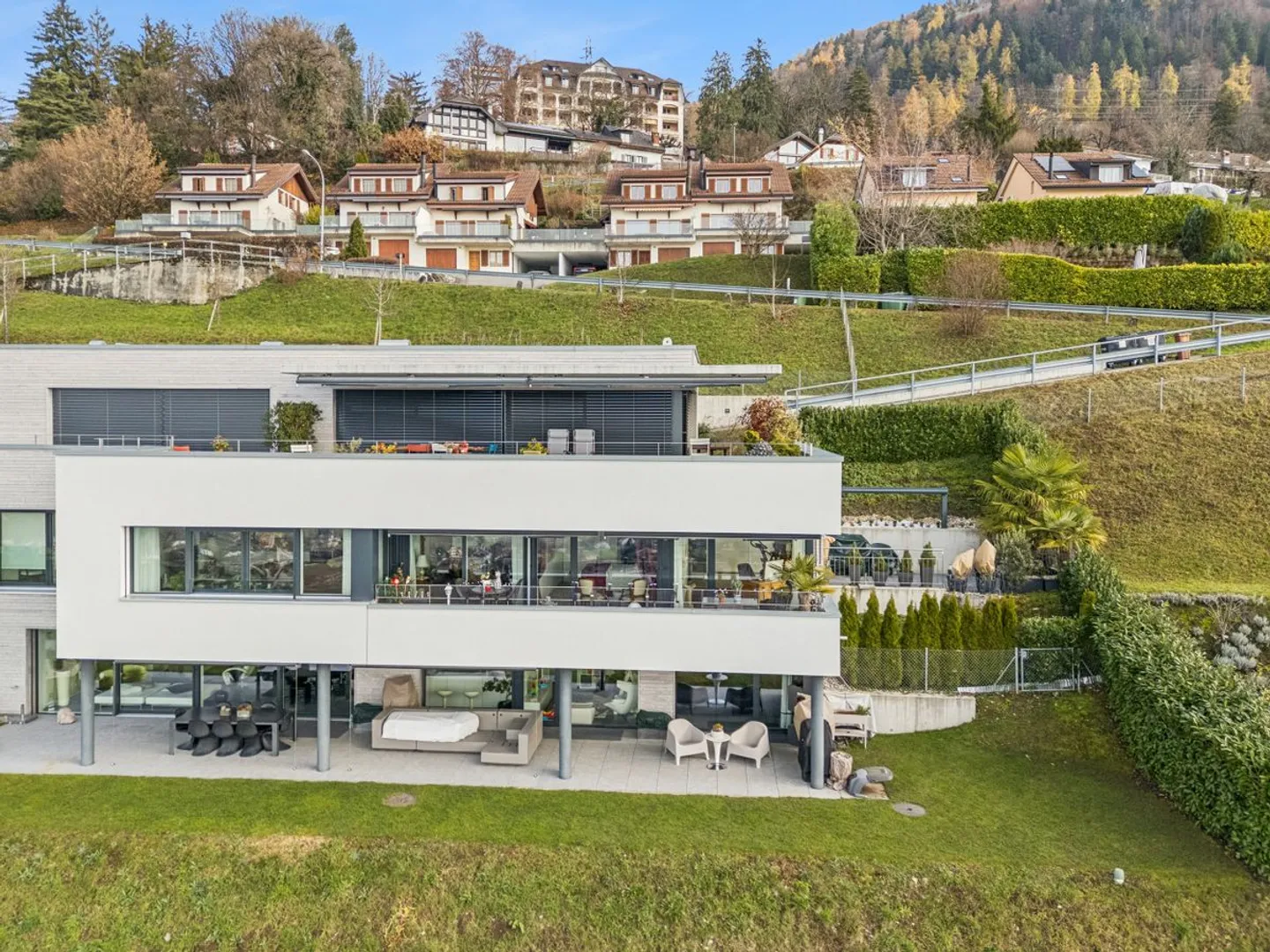 Exceptional apartment with lake & mountains panorama - Photo 4 of 13