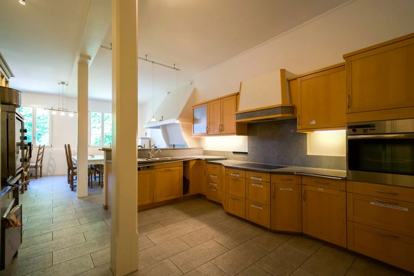 Classic-elegant with lake view: Historic property in Gunten - Photo 11 of 13