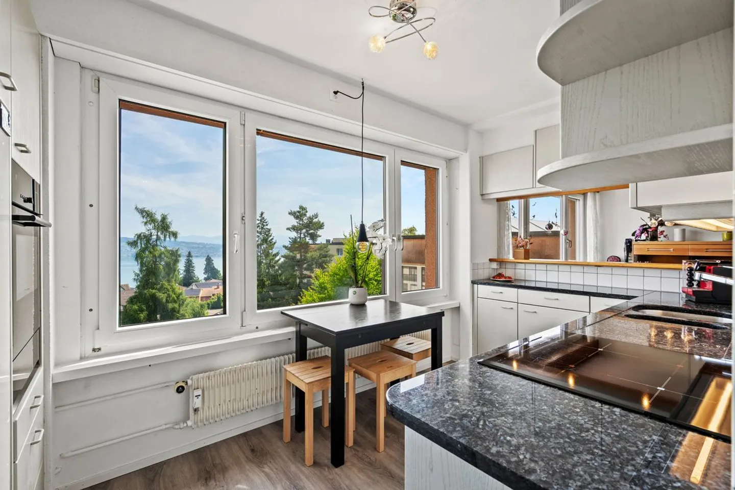 Charming 4.5-room penthouse apartment with stunning lake view - Photo 6 of 13