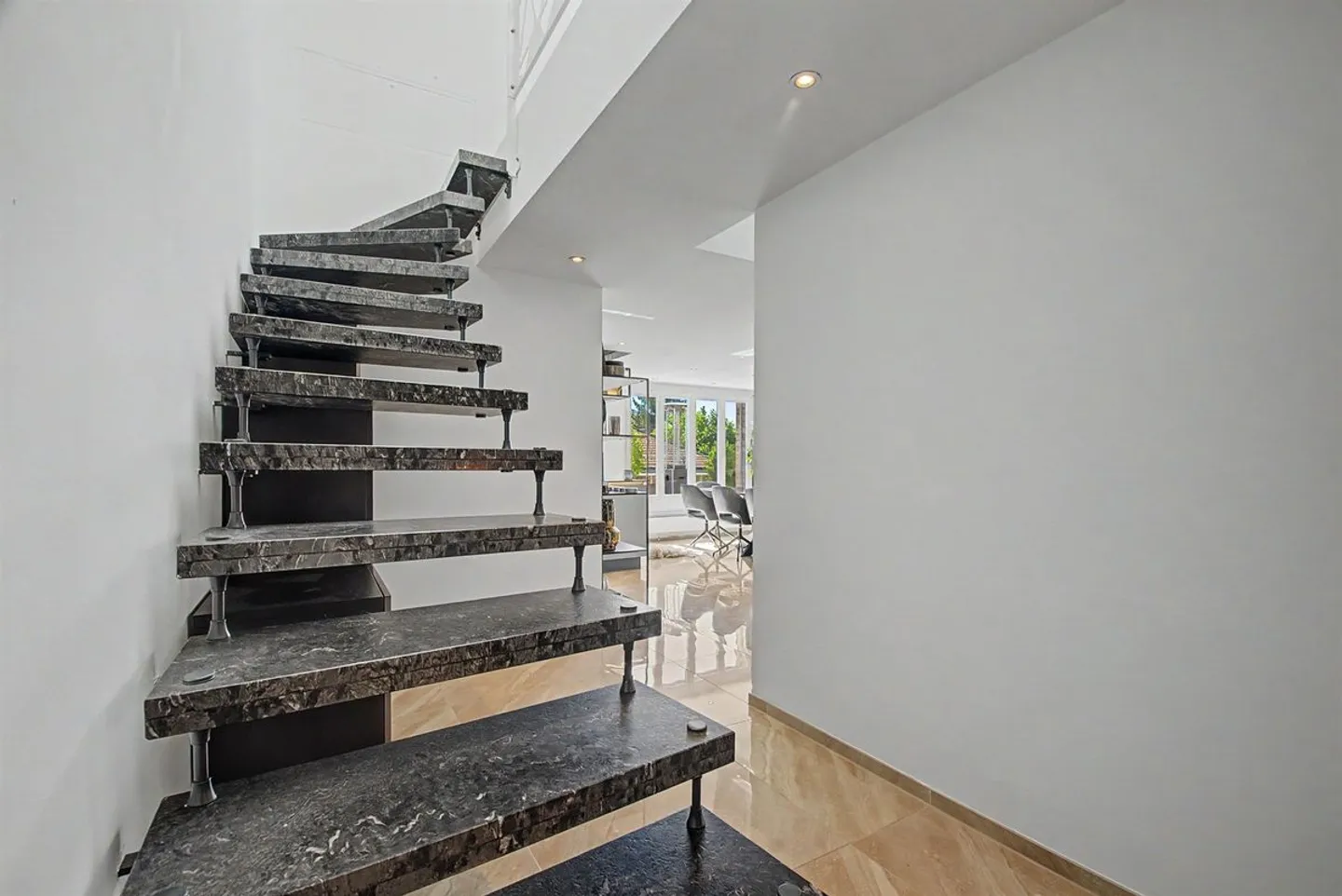Light-flooded, very luxurious penthouse apartment with lots of privacy and mountain views - Photo 12 of 13