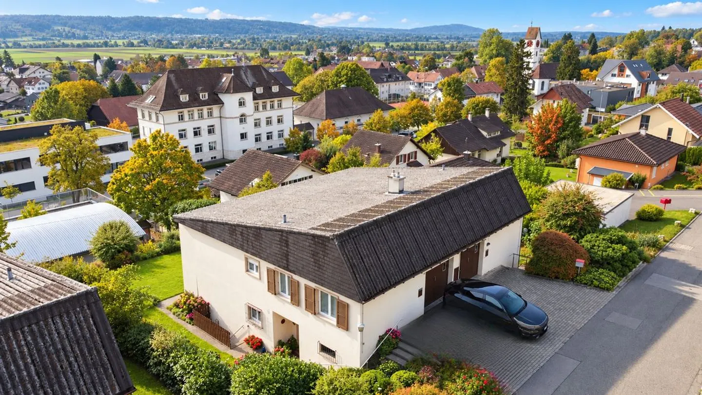 Maison jumelée avec jardin et vue dégagée - à rénover et pleine de potentiel ! - Photo 2 sur 11