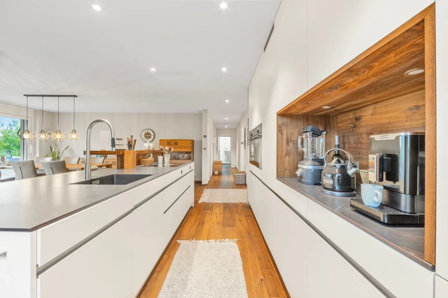 Vivre de manière idyllique dans un endroit sans brouillard avec vue sur les montagnes et la vallée - Photo 6 sur 13