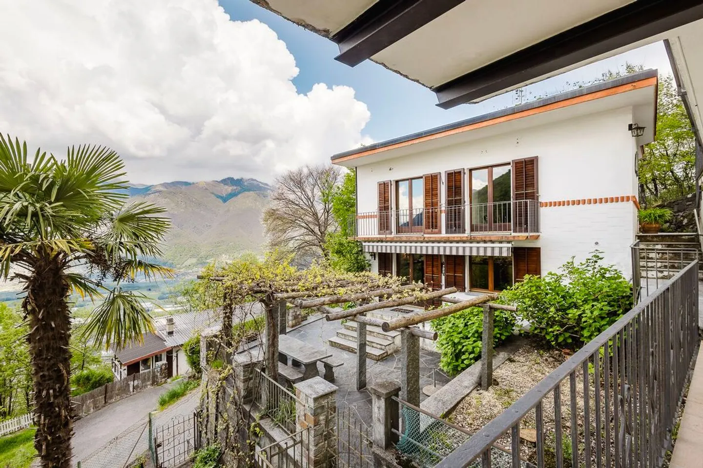 Faszinierendes Tessiner Haus mit Garten und Pergola auf zwei Etagen - Foto 1 von 13