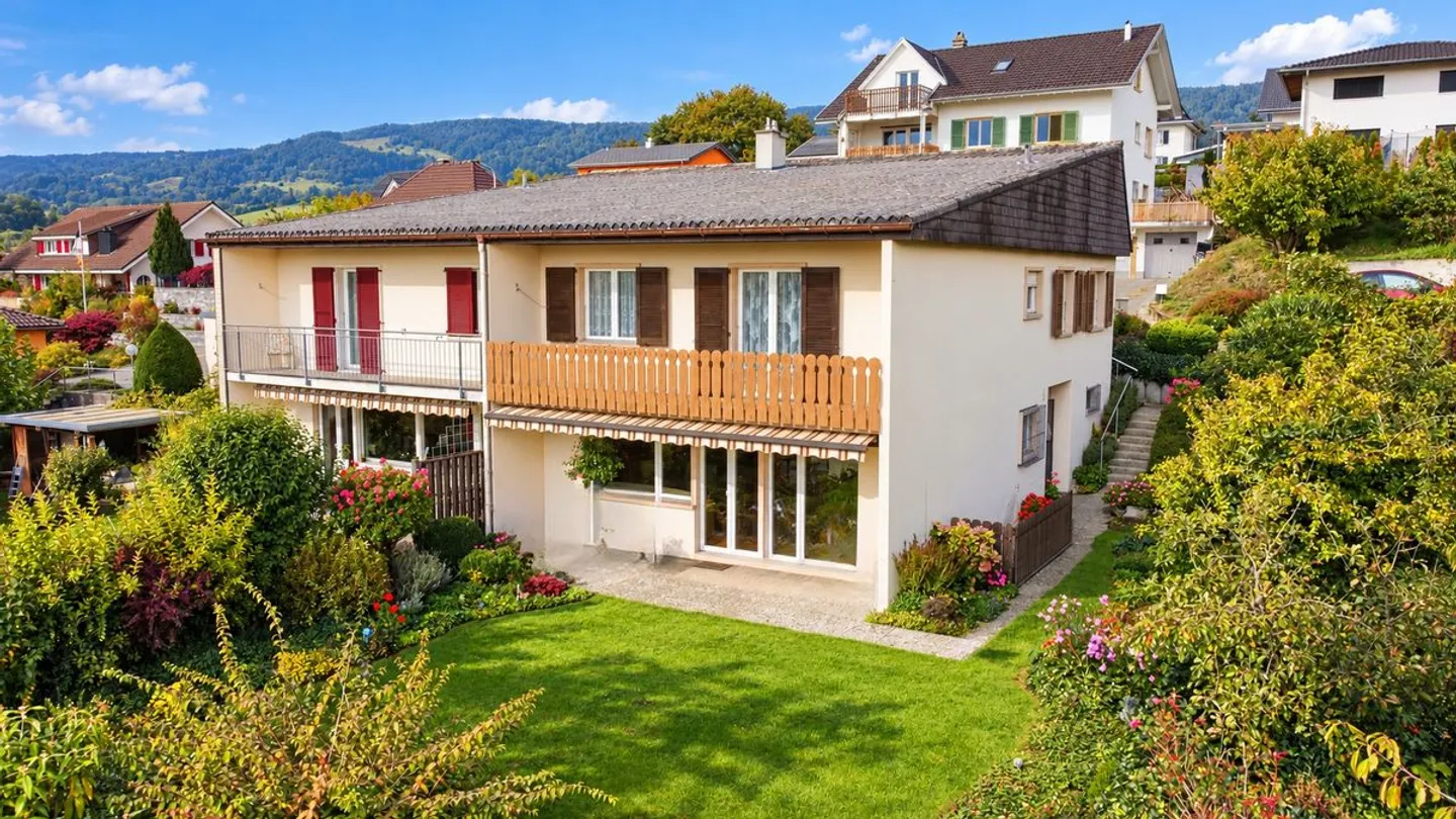 Maison jumelée avec jardin et vue dégagée - à rénover et pleine de potentiel ! - Photo 1 sur 11
