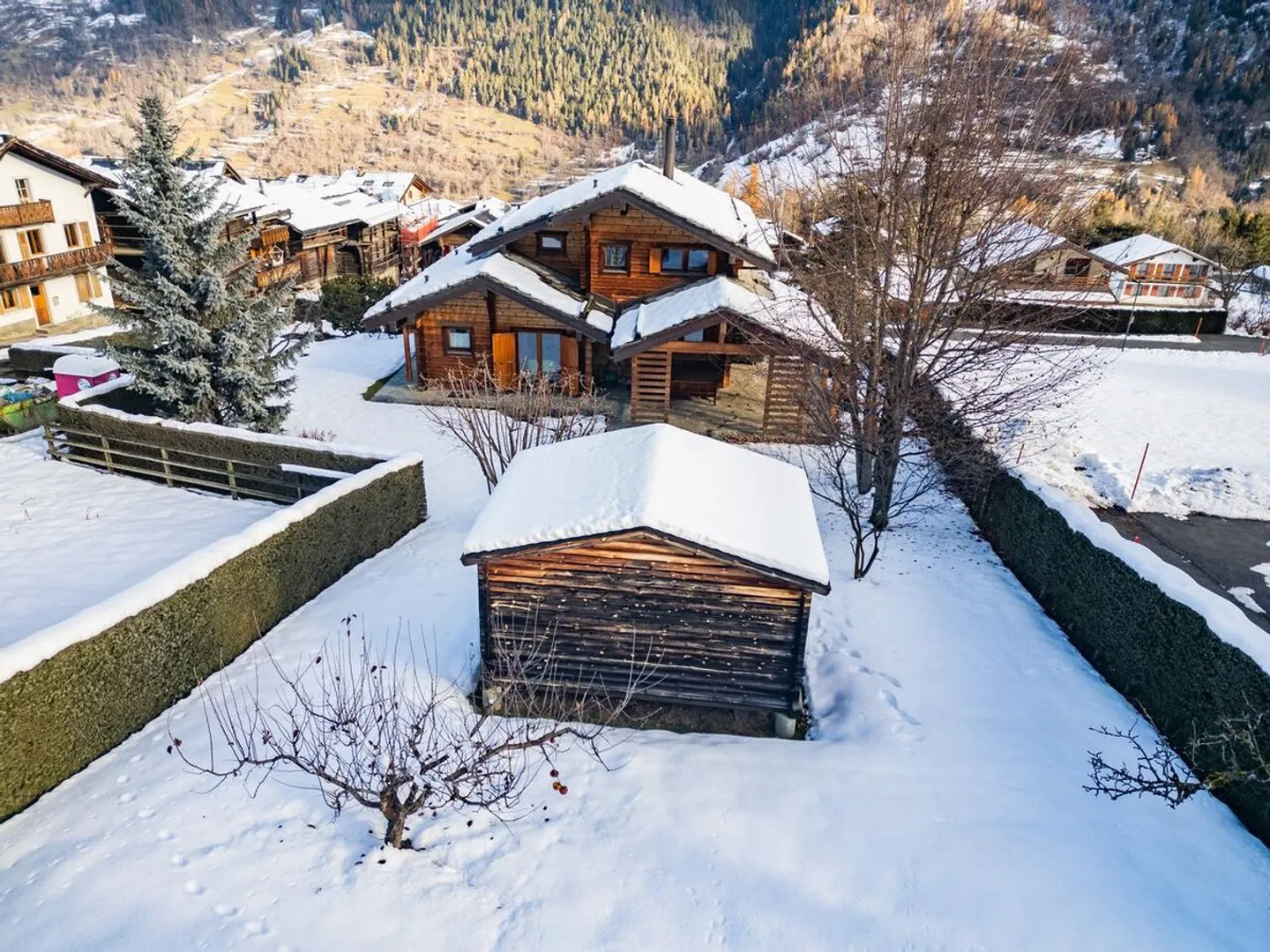 MAGNIFIKANTER CHALET MIT BAUBAREM GRUNDSTÜCK - Foto 8 von 9