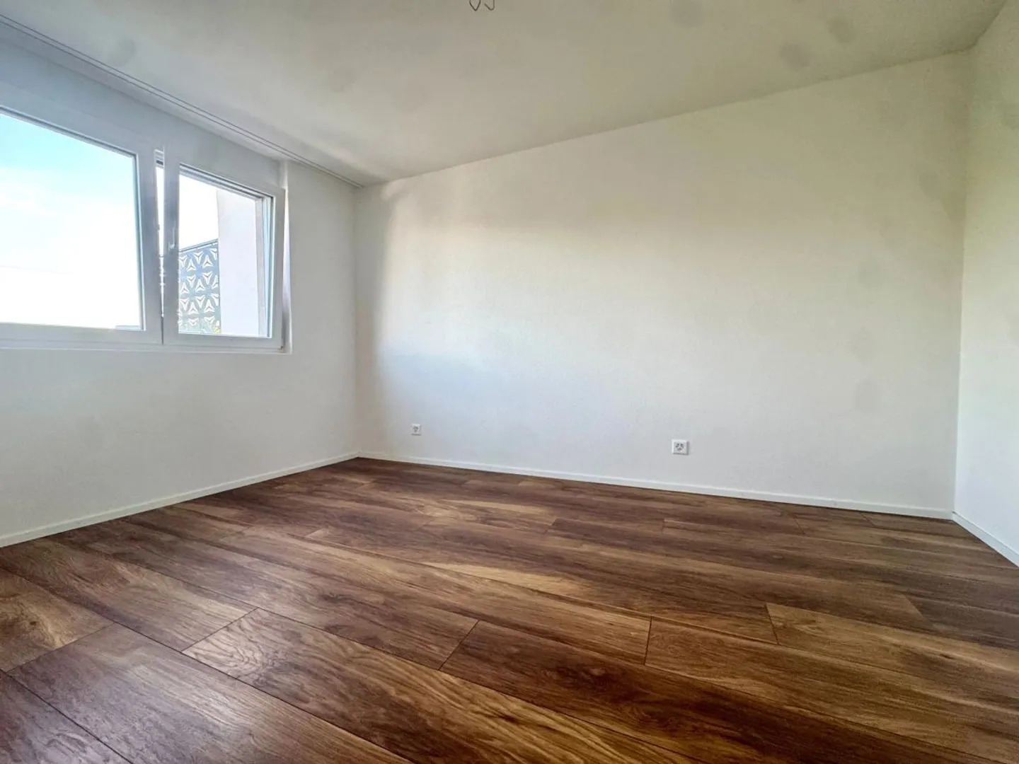 Neuwertig und hell mit grossem Balkon - Foto 4 von 5