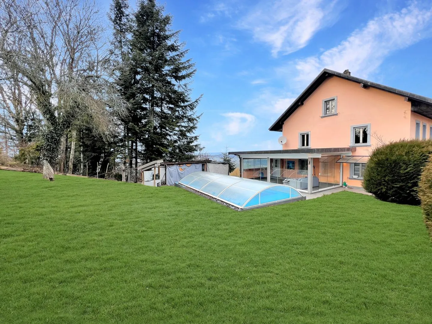 Einfamilienhaus mit Pool und dominanter Aussicht - Foto 1 von 5