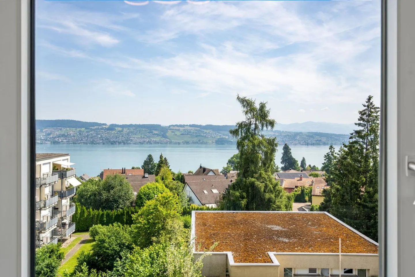 Charming 4.5-room penthouse apartment with stunning lake view - Photo 1 of 13