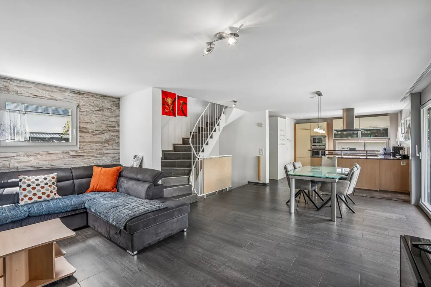 Detached 5-room single-family house with 3-room apartment and studio - Photo 2 of 13