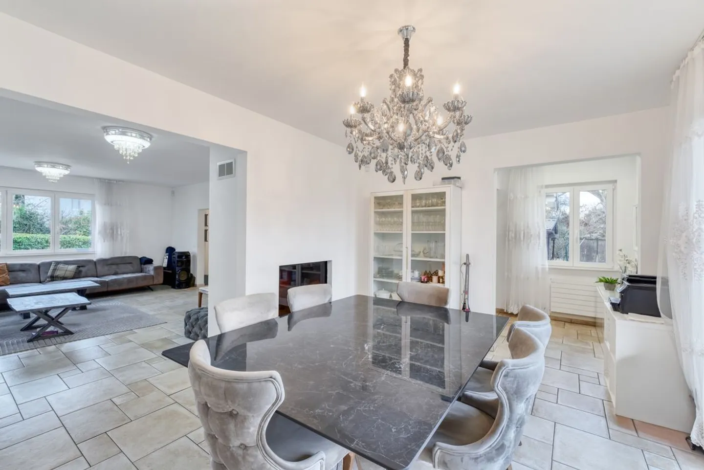 Magnificent renovated individual villa with two independent apartments and view of the Jura - Photo 2 of 5