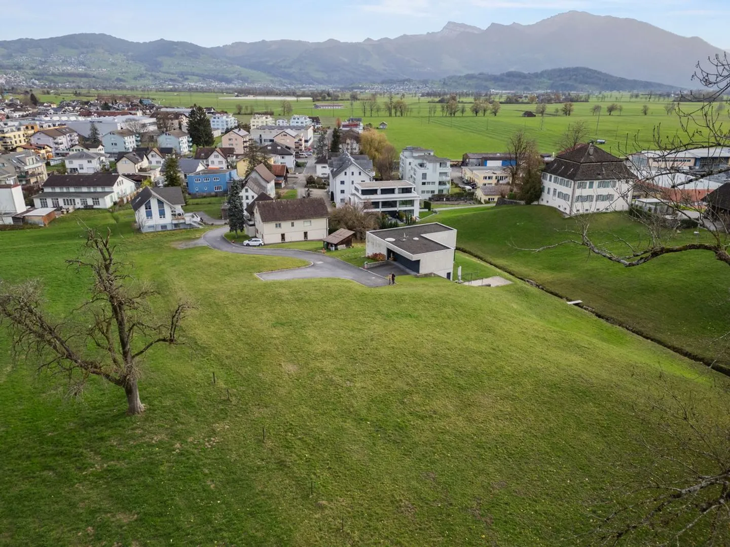 Terrain de construction spacieux à Tuggen - Photo 2 sur 7