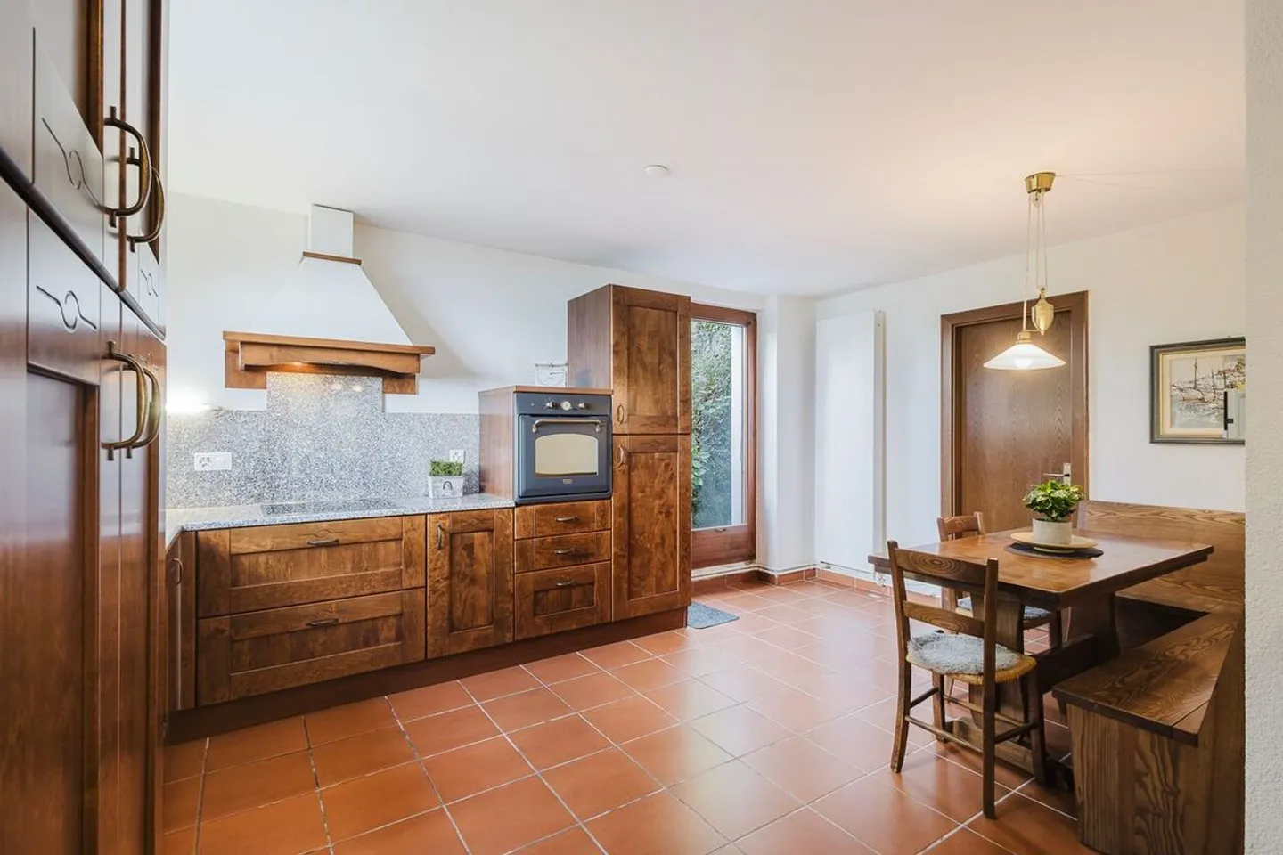Faszinierendes Tessiner Haus mit Garten und Pergola auf zwei Etagen - Foto 2 von 13