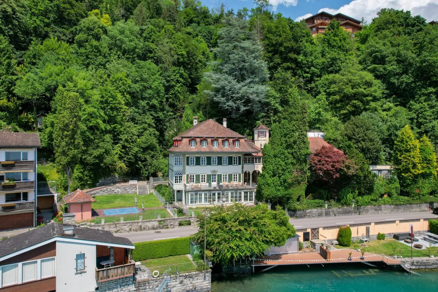 Classic-elegant with lake view: Historic property in Gunten - Photo 1 of 13