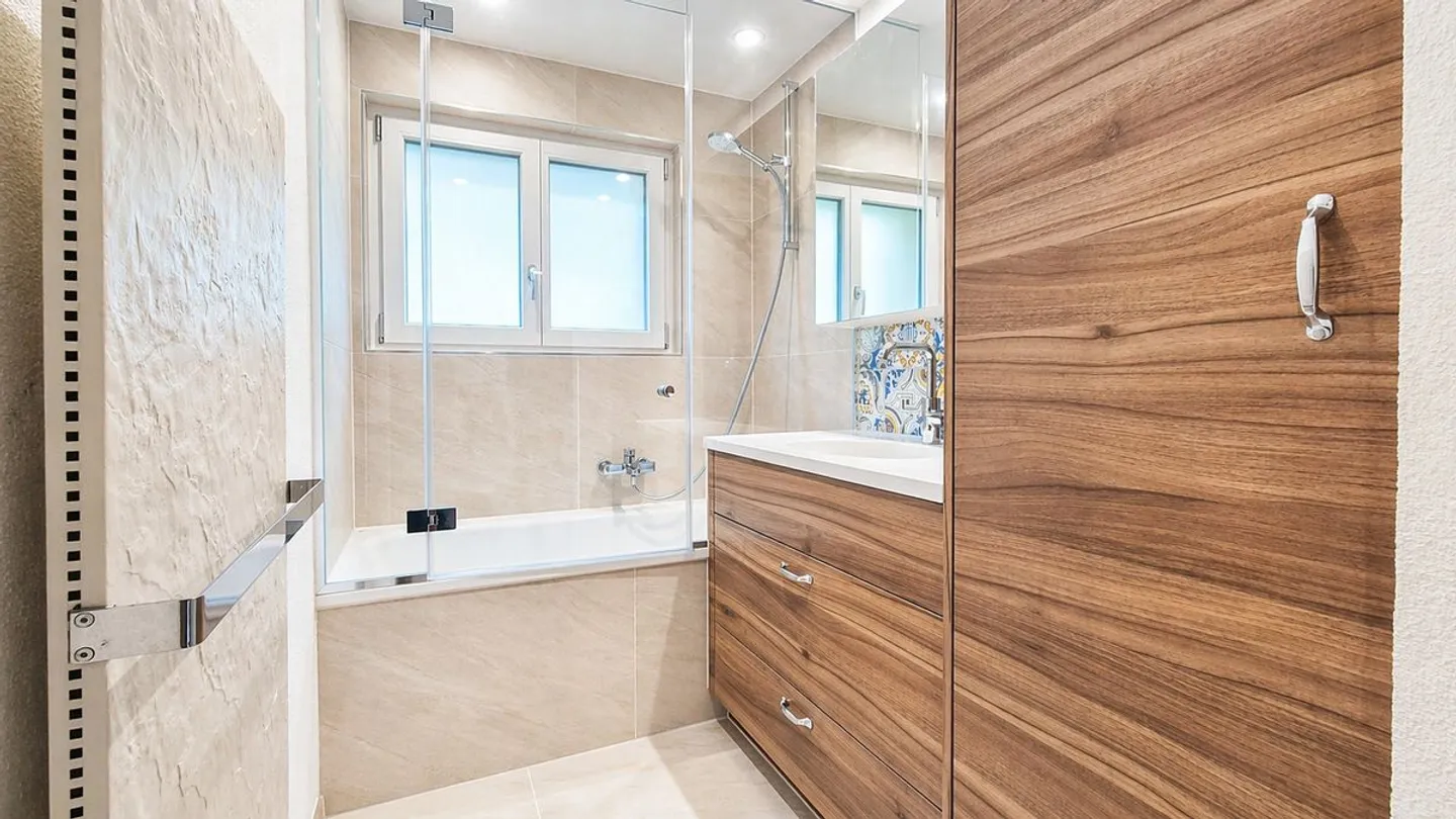 Spacious family house with plenty of space and 924 m² plot in Reigoldswil - Photo 9 of 13