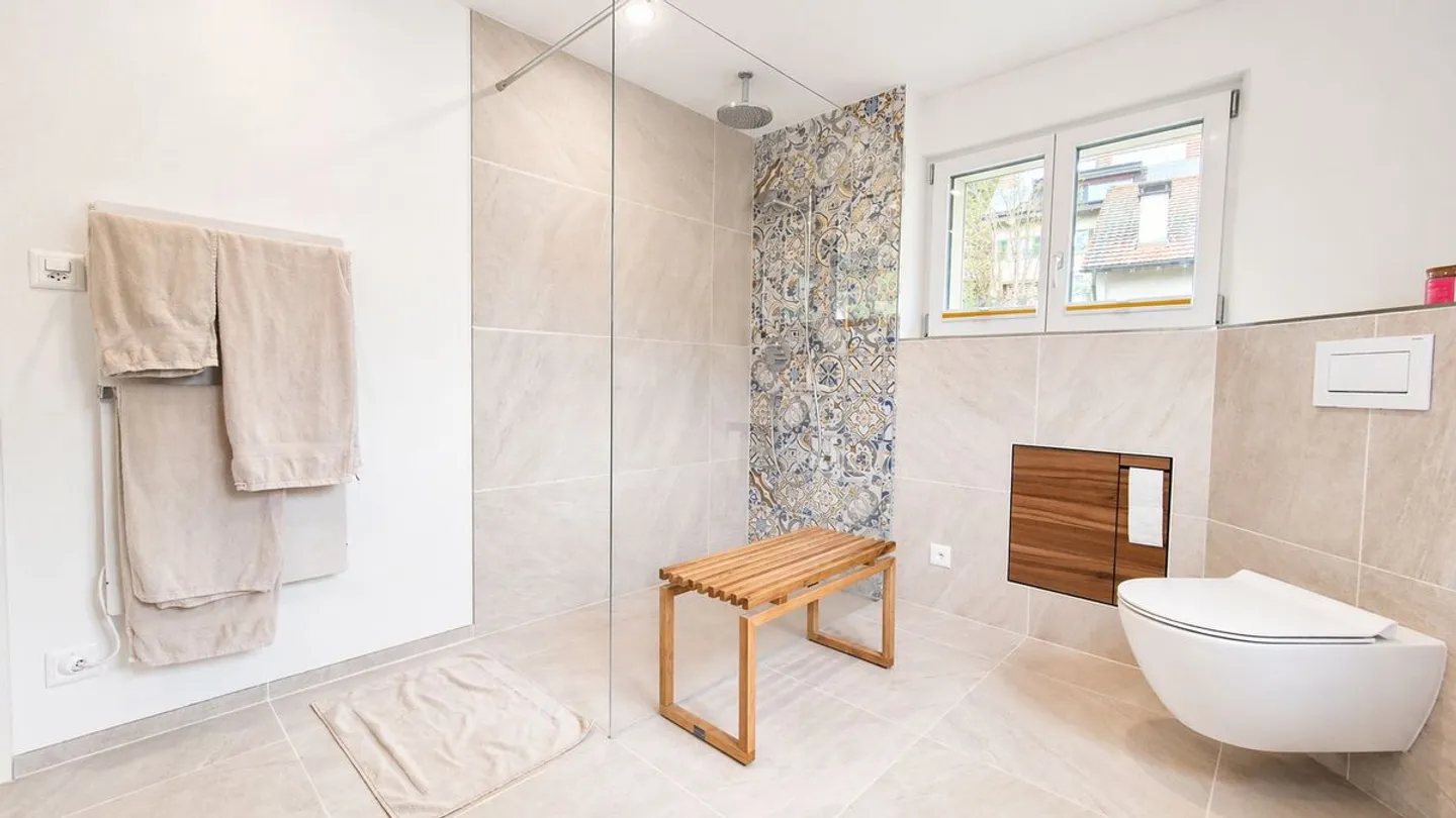 Spacious family house with plenty of space and 924 m² plot in Reigoldswil - Photo 7 of 13