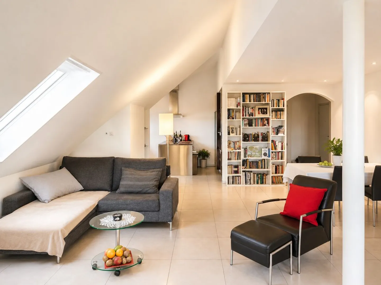 Geräumige 3.5-Zimmer Dachwohnung mit Aussicht in Weiningen - Foto 1 von 13