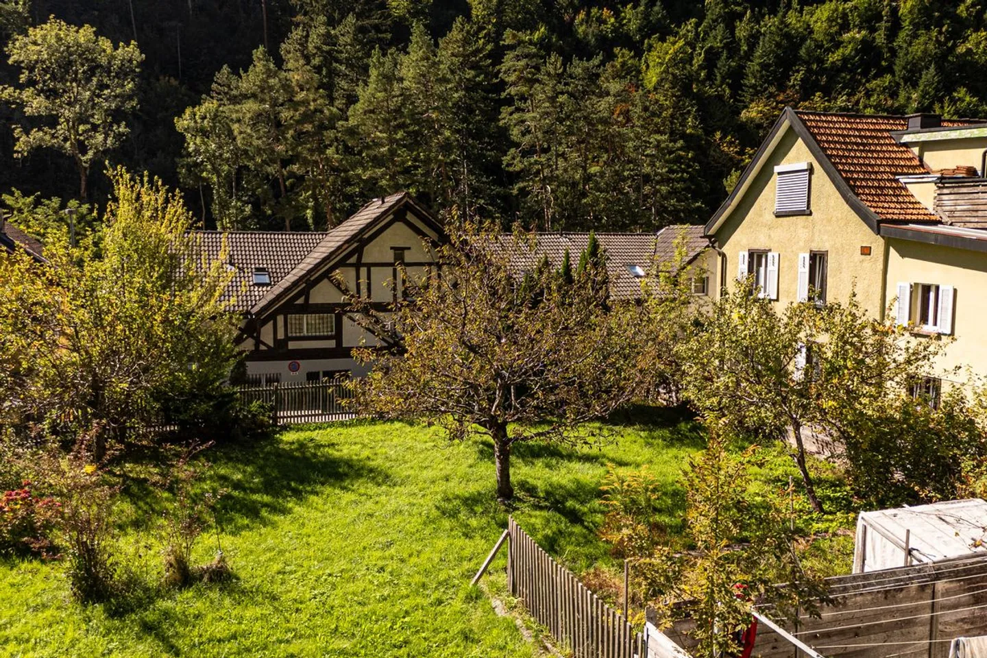 Casa unifamiliare con grande spazio verde - Foto 8 di 9