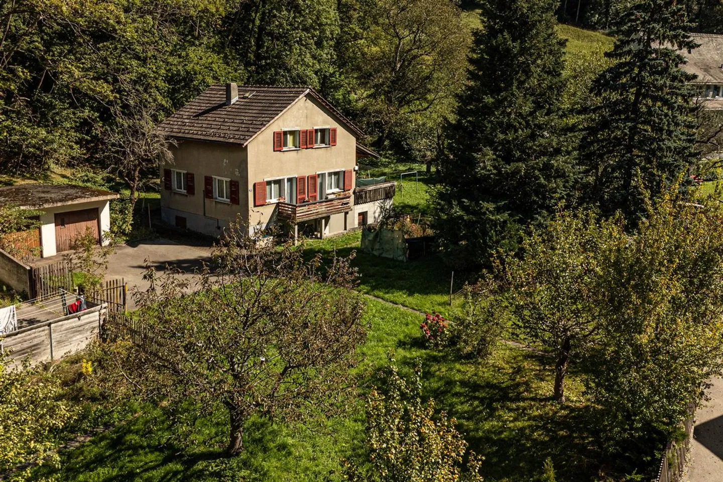 Casa unifamiliare con grande spazio verde - Foto 6 di 9