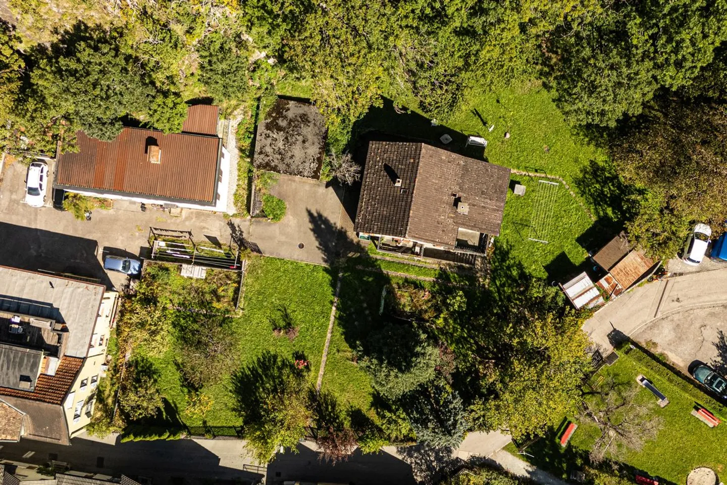 Casa unifamiliare con grande spazio verde - Foto 4 di 9