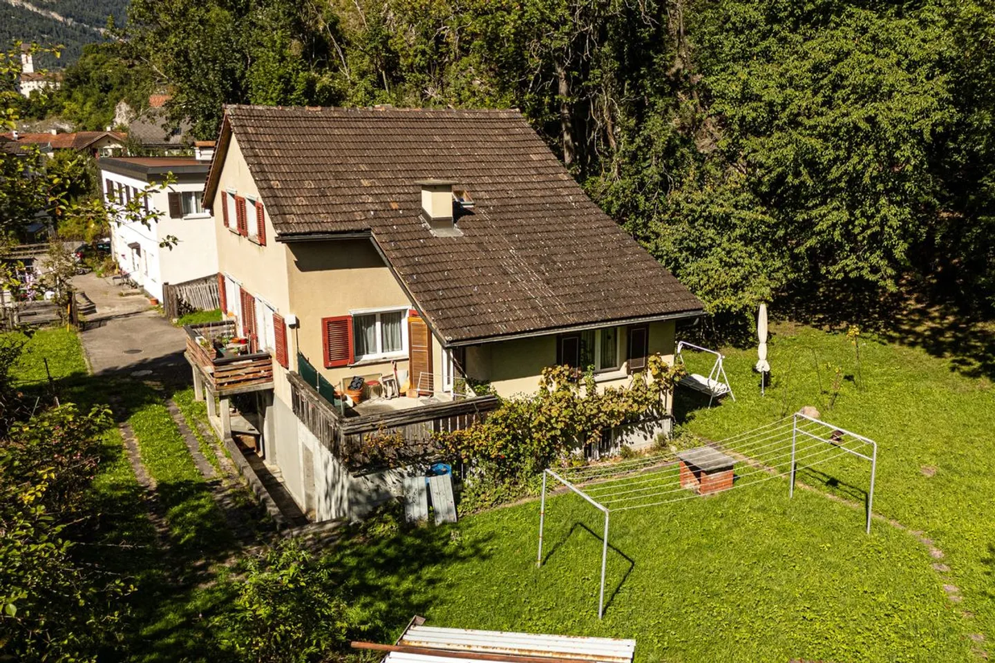 Casa unifamiliare con grande spazio verde - Foto 5 di 9