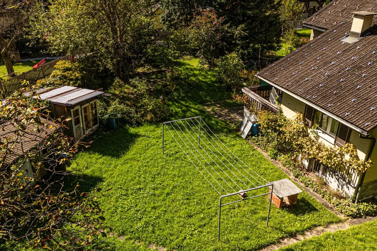 Casa unifamiliare con grande spazio verde - Foto 3 di 9